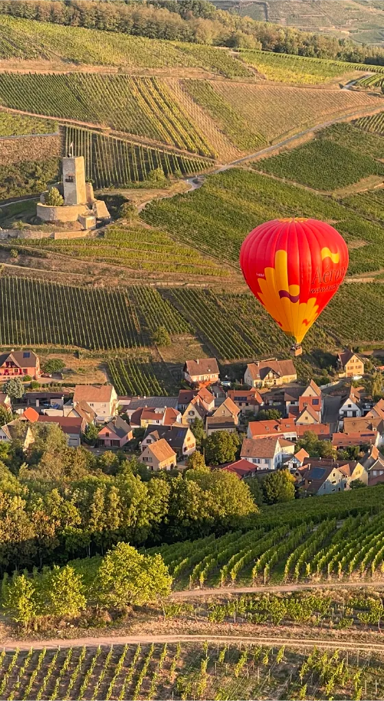 Montgolfière avec paysage alsacien