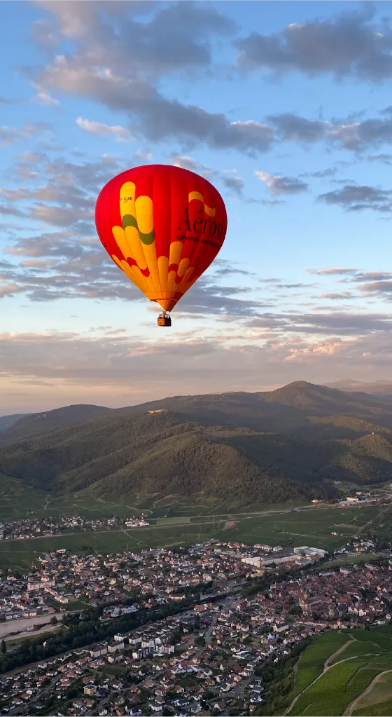 Montgolfière en vol avec les Vosges en paysage de fond
